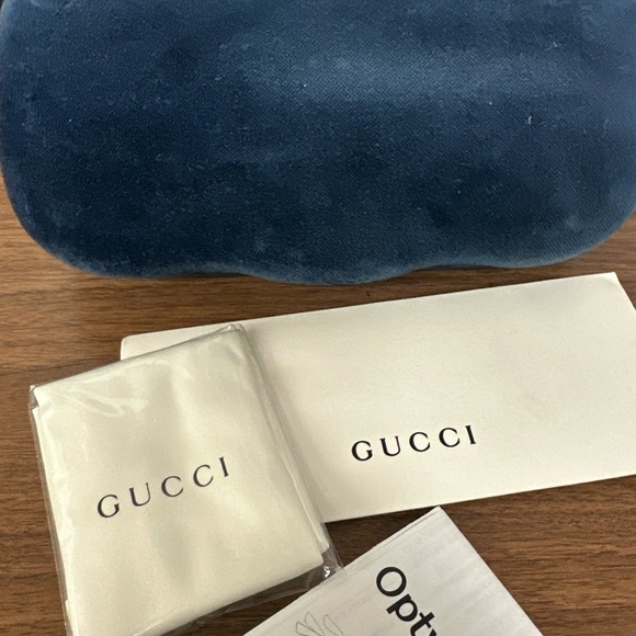 Gucci Sunglasses Blue Velvet Hard Clamshell Case<<5>> - Picture 4 of 4